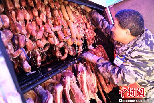 重慶市民體驗無煙排放熏制臘肉倡導綠色環保